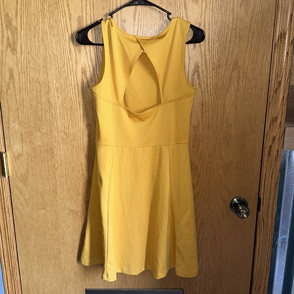 H & M Dress. Size Medium. - Picture 4 of 4